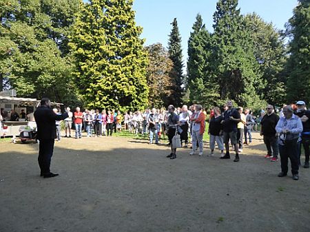 Der Solinger Oberbürgermeister spricht zu den Besuchern